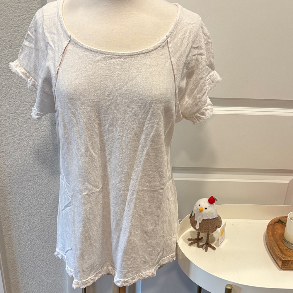 EUC Umgee Cream Frayed Short Sleeve Top
